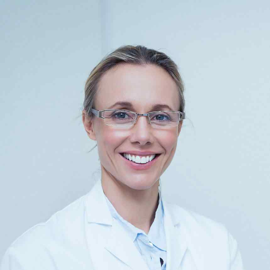 https://www.vardhamandentalhospital.com/wp-content/uploads/2020/02/doctor-02.jpg